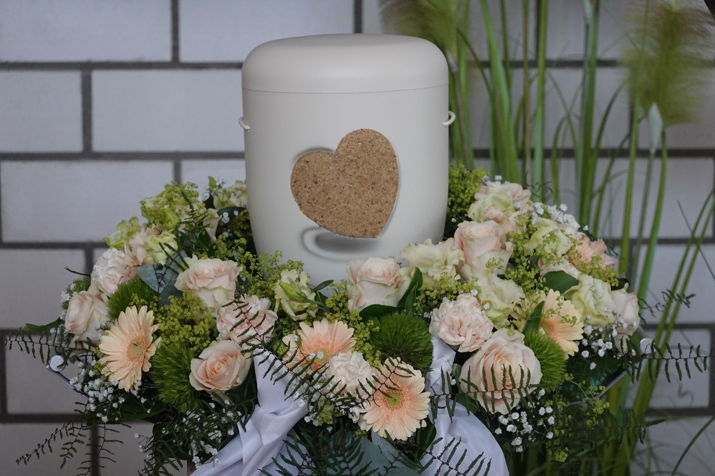 Weiße Herz-Urne mit Blumenkranz
